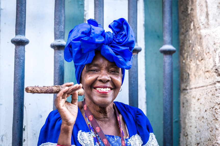 Настоящий кубинский. Кубинские женщины. Кубинская женщина с сигарой. Кубинка с сигарой.
