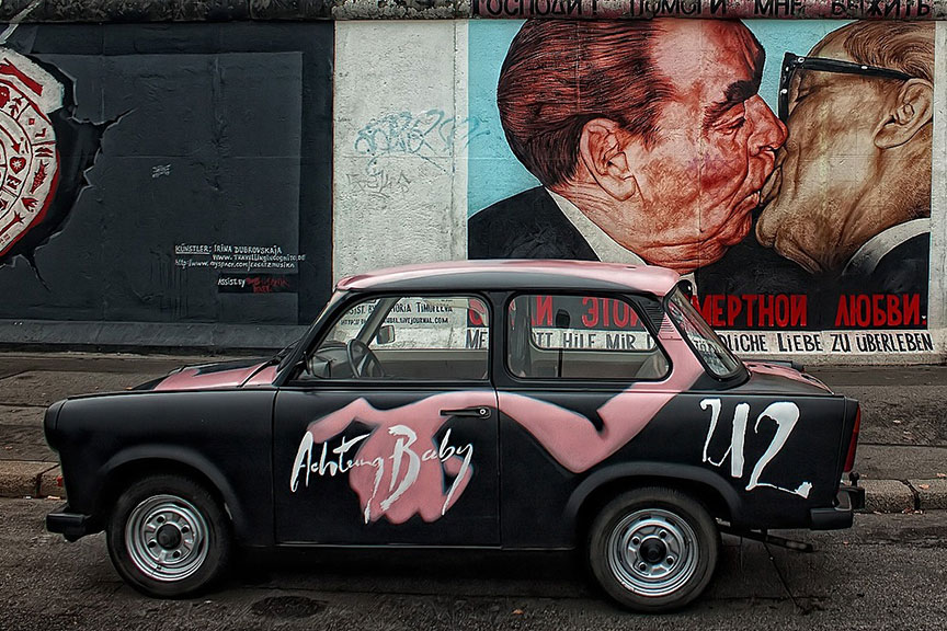 Broliškas bučinys Berlyno siena