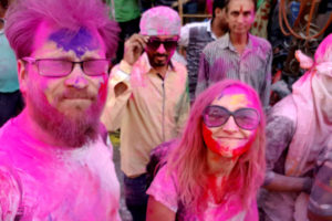 Vaikinas ir mergina Indijoje Holi šventė